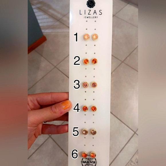 NEW Qudo Earrings✨️ - Picture 2 of 2